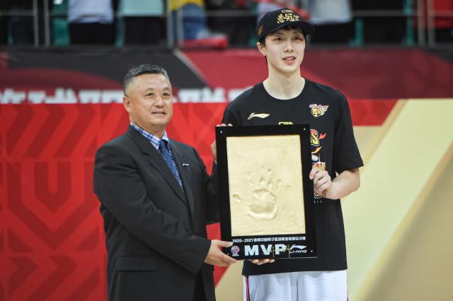 九游APP中心-公式化评选再度引发争议 本赛季FMVP花落谁家？